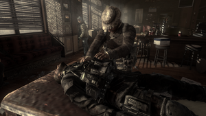 Price lägger ner sin signaturvapen M1911 på den avlidne Soap.