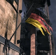En söndersliten tysk flagga i Berlin.