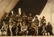 Ett gruppfoto med Task Force 141 tillsammans med U.S. Army Rangers på Fire Base Phoenix.