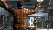 Makarov, Lev och Viktor attackerar flygplatsen.