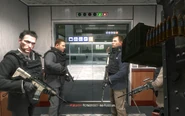 Makarov och hans män i hissen påminner sin trupp att inte prata ryska.