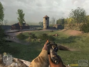 Мартин со снайперской винтовкой прикрывает наступающий отряд