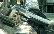 Kapral Dunn trzymający model Desert Eagle z Call of Duty 4: Modern Warfare