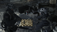 Dos soldados de Shadow Company jugando al ajedrez.