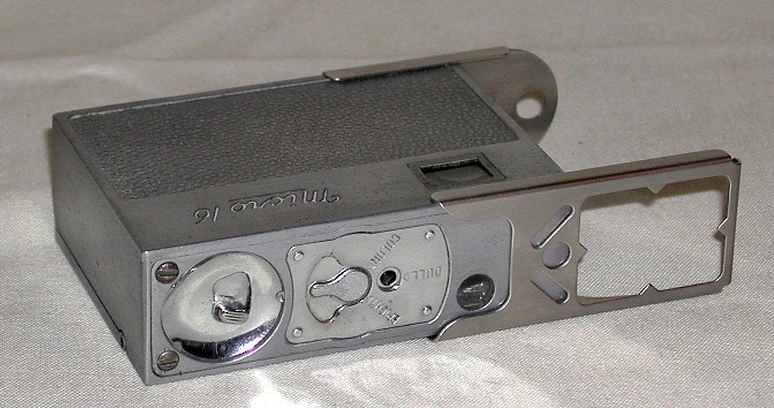 フィルムカメラ Whittaker Micro 16 The Whittaker Micro 16 | J. H. Graham