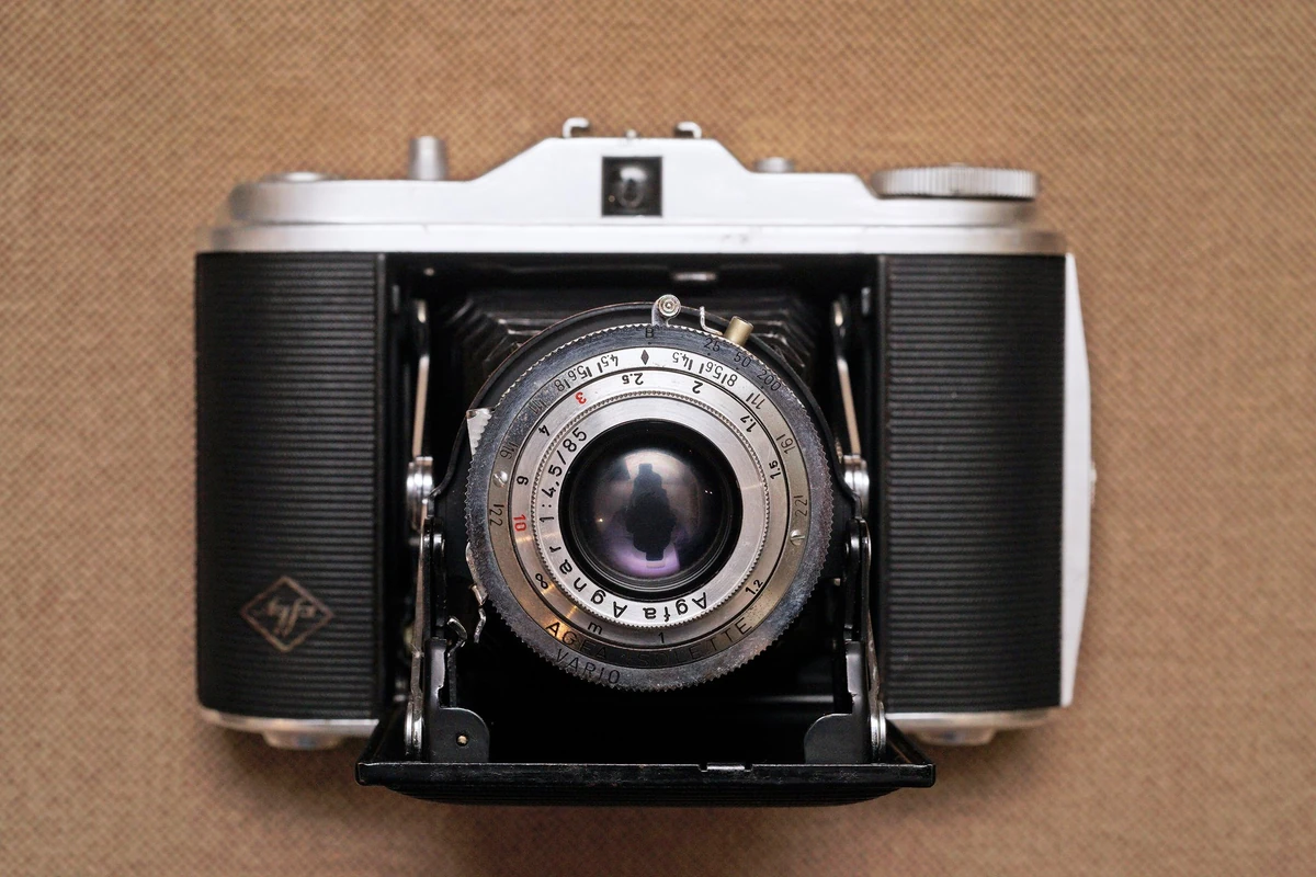 Ancien Appareil Photo Agfa Isolette I À soufflet. vintage