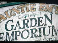 Tante Em's Garten Zwerg Emporium Schild