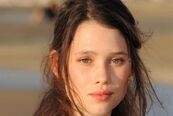 Astrid-Berges-Frisbey-philip-and-syrena-22473041-650-435