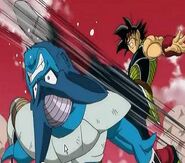 Bardock dando una patada a Toobi