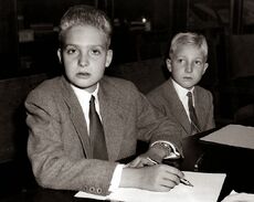 Juan Carlos de adolescente, junto a su hermano (a quien mató sin querer jugando con una pistola).