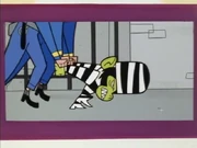 Mojo Jojo w drodze do celi więziennej.