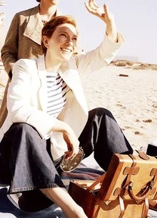 During a break of her filming, Howard Hughes approaches Katharine Hepburn and invites her to a date.