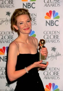 Cate Blanchett with her Golden Globe Award for Best Actress in a Drama in 1999
