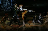Merlijn Wolsink covering Skimbleshanks and Mark van Beelen as Mungojerrie