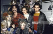 Frank Zappa with cast Bway 83.jpg (1.26 MB)