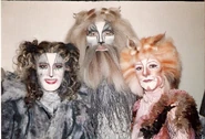 Griz Deut Jenny - Olivia Buzio Alfredo Dalesandro Patricia Clark - Buenos Aires 1993.jpg (234 KB) Olivia Bucio as Grizabella, Alfredo Alessandro as Deuteronomy, Patricia Clark as Jennyanydots