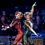 Bomba Demeter Opening Night Vienna 2019 02.jpg (164 KB) Bombalurina and Demeter's final bow from Vienna 2019