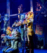 Fulton - Munk Linsdell conducting - detail right.jpg (821 KB) Kneeling: Mungojerrie, Tumblebrutus, Pouncival. Standing: Alonzo, Skimble, Spike. On set: Bill Bailey, Caliope, Quaxo.