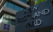 S02E01-Scotland Yard sign
