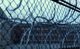 S01E21-Newgate outside