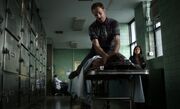S01E05-Holmes choking body