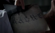 S04E13-Rache tattoo