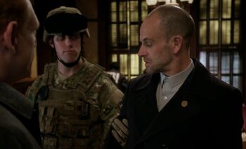 S05E15-Holmes arrested by DIA