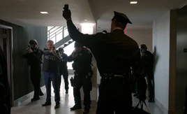 S06E02-Gregson and police