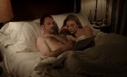 S01E23-Holmes Irene in bed