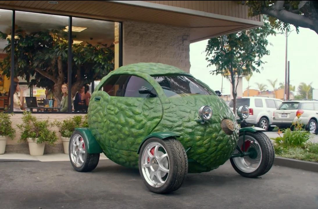 корзинка для машины. овощи в автомобиле. перегруженная машина с фруктами. овощи на рынке. авто из фруктов.