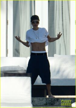 Justin Bieber: Shirtless & Underwear-Clad in Miami!