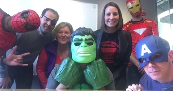 O staff do escritório de Chicago se fantasiou de Avengers