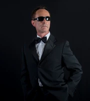 DJ Lamberto smoking con occhiali