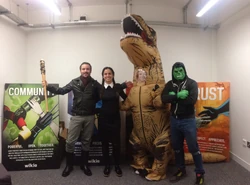 O staff do escritório de Londres. E outro Tiranossauro!