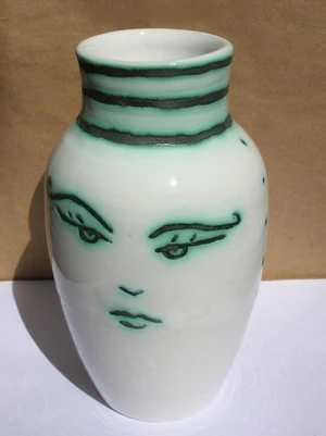 Cera mezclada con óxidos de cobre y cobalto; esmalte blanco satinado horneado a 1040º C / Obra de Gabriela Erlijman.