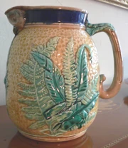 Mayólica inglesa, jarra con pico de máscara de buho, 1860. Fabricante desconocido.