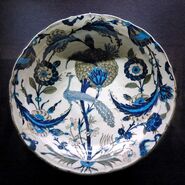 Peacock dish Louvre K3449.jpg (2,51 MB) Damascus ware, 1540–1555.