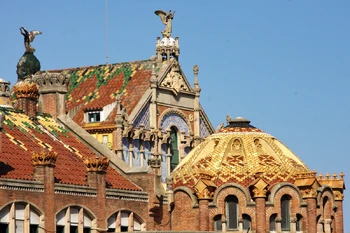 Las cubiertas de los pabellones con tejas, azulejos en forma de escamas, chimeneas y pináculos, hacen destacar la exuberante aplicación de la cerámica para decorar el recinto.