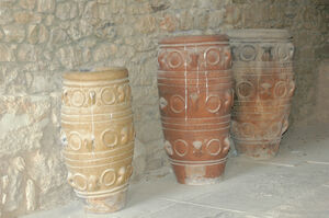 " medallón", o jarras de almacenamiento, en el palacio de . LLamadas así por los discos, datan del MM III/MF IA.