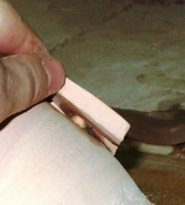 la letra también con algo de barbotina de papel para que el tarugo quede bien sujeto y rellene los espacios que queden