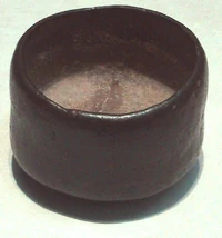 Una vasija negra chawan estilo raku utilizada para té grueso ().