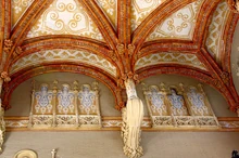 Bóveda de mosaico con nervios cerámicos y ventana simulada también en mosaico dentro de la caja de la escalera.