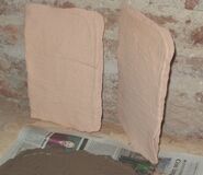 Paperclay008.jpg (37 kB) dejas que absorba el agua hasta que puedas desprender el papel de diario de la plancha de arcilla.