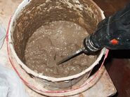 Paperclay001.jpg (60 kB) Mezclar la barbotina con la mezcladora.