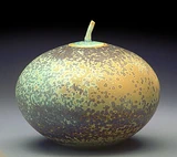 "Mother", Vase couvert en porcelaine tournée avec glaçure cristalline au baryum par John Tilton