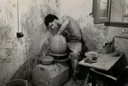 Torno alfarero.jpg (210 kB) En la foto, un alfarero torneando gres en un torno eléctrico.
