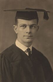 LinusPaulingGraduation1922