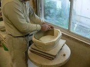 El maestro artesano comienza a hacer una maceta para mostrarnos el proceso