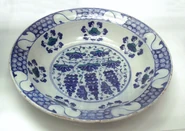 Stone-paste dish with grape design, Iznik, Turkey, 1550-70. British Museum.