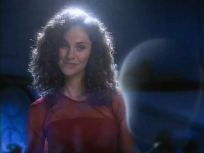 Amy-in-casper-amy-brenneman-6427870-593-445